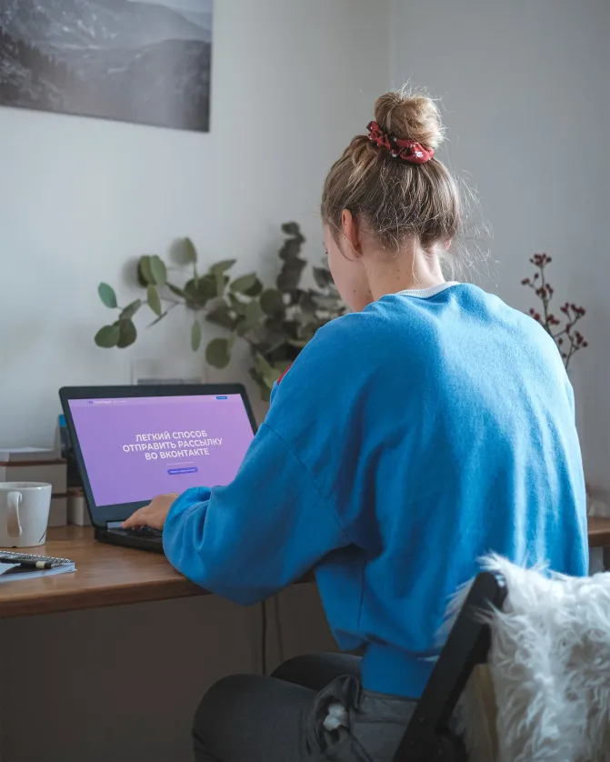 A girl signing up for Sendtarget.